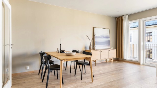 Det sene byggeåret betyr at leiligheten er oppført i tråd med nyeste tekniske standard, blant annet med vannbåren gulvvarme i alle rom.