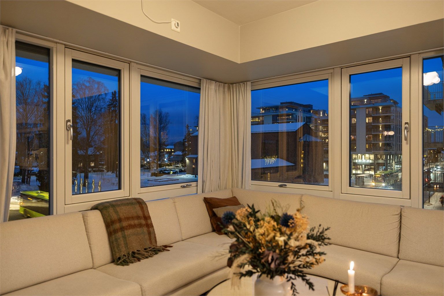 Store vindusflater gir gode lysforhold og en urban atmosfære.