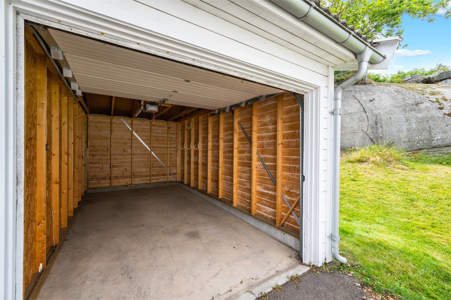 Egen garasjeplass på ca. 16 m² i felles garasjerekke.