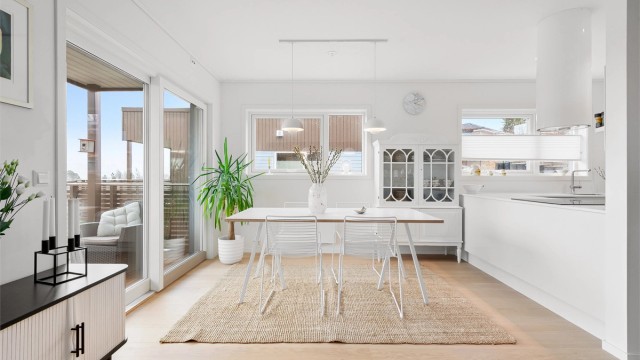 Spisestuen er en naturlig del av den åpne løsningen, med direkte utgang til balkongen.