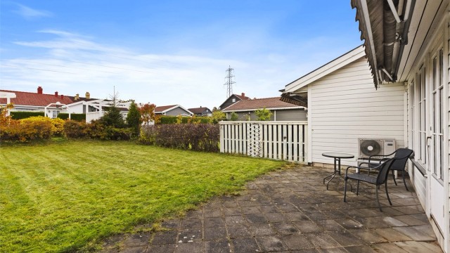 Plattingen har god plass til blant annet utemøblement og grill.