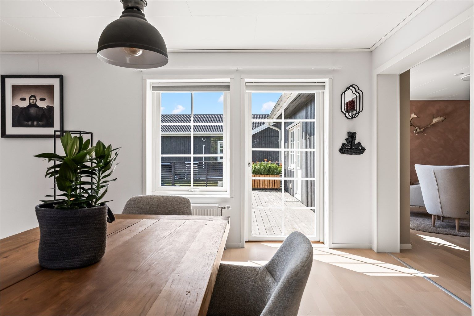 Fra spisestuen har du utgang til en stor terrasse på 65m².