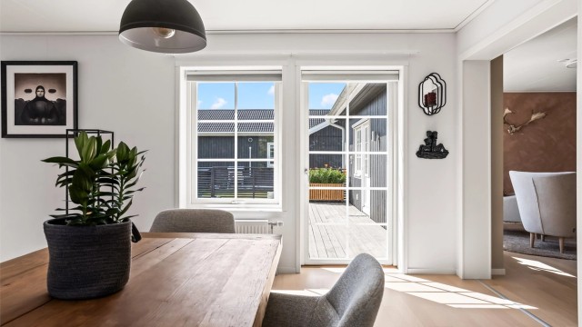 Fra spisestuen har du utgang til en stor terrasse på 65m².