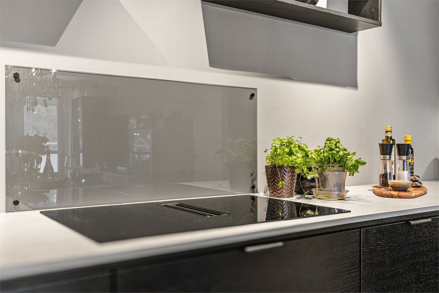 Platetoppen har en smart, integrert kullfilterventilator som gir et rent uttrykk.