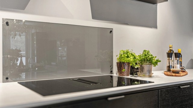 Platetoppen har en smart, integrert kullfilterventilator som gir et rent uttrykk.