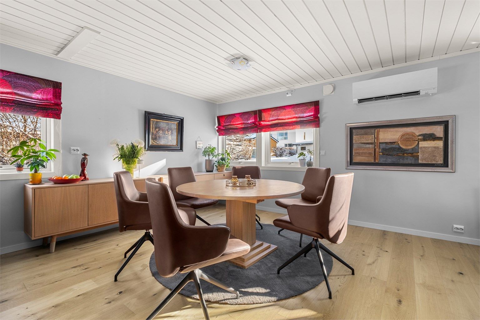 Spiseplassen ligger i åpen tilknytning til stuen og gir en sosial og funksjonell løsning for både hverdag og selskap.