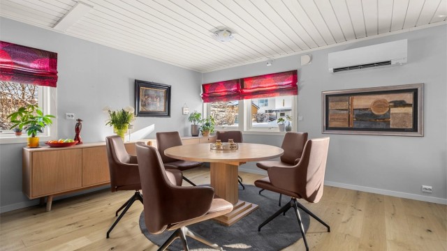 Spiseplassen ligger i åpen tilknytning til stuen og gir en sosial og funksjonell løsning for både hverdag og selskap.