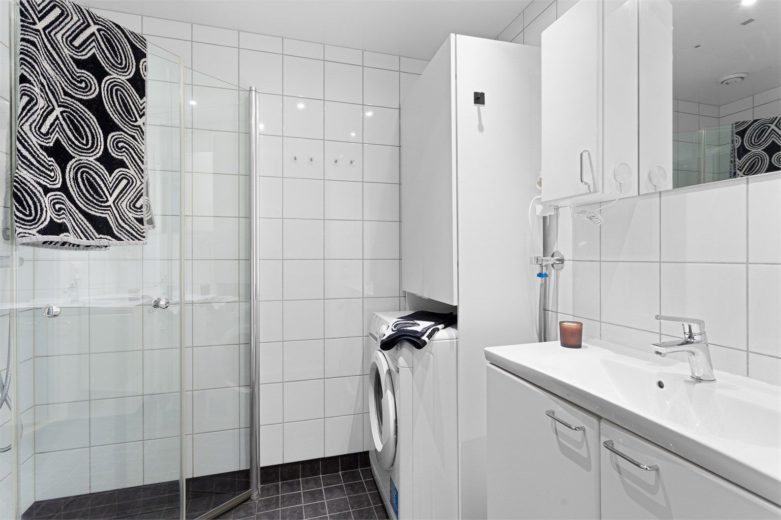 Pent, flislagt bad fra byggeår med gulvvarme og downlights. Opplegg for vaskemaskin.