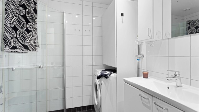 Pent, flislagt bad fra byggeår med gulvvarme og downlights. Opplegg for vaskemaskin.