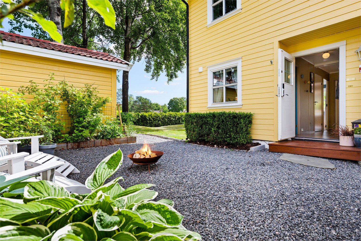 Meget pent opparbeidete utearealer med bl.a. terrasseplatting, plenareal og beplantning, samt singlet gårdsplass og gangvei. Utebod i hagen