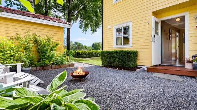 Meget pent opparbeidete utearealer med bl.a. terrasseplatting, plenareal og beplantning, samt singlet gårdsplass og gangvei. Utebod i hagen