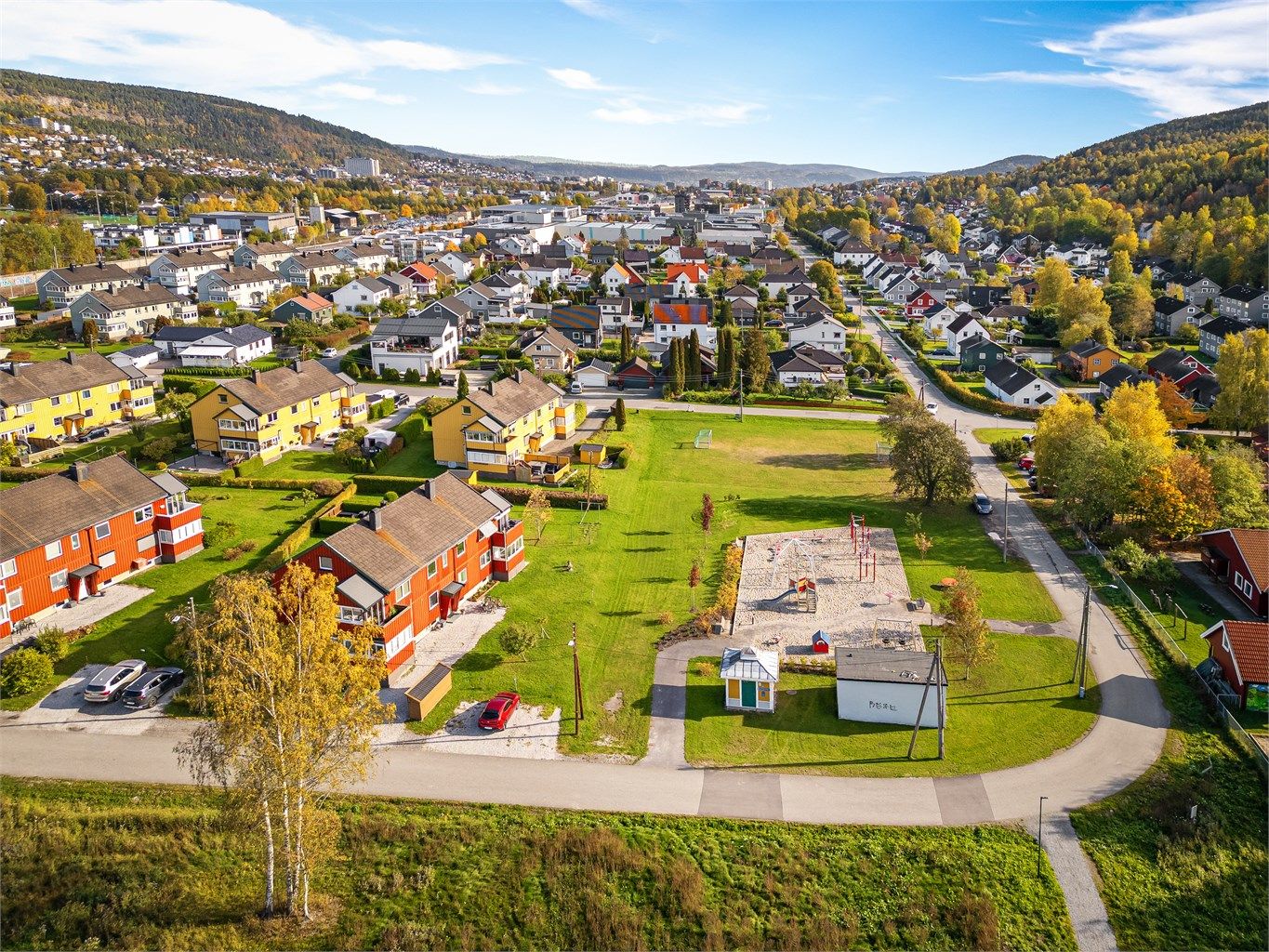 Kort gangavstand til pent opparbeidet lekeplass og ballplass.