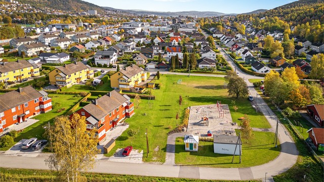 Kort gangavstand til pent opparbeidet lekeplass og ballplass.