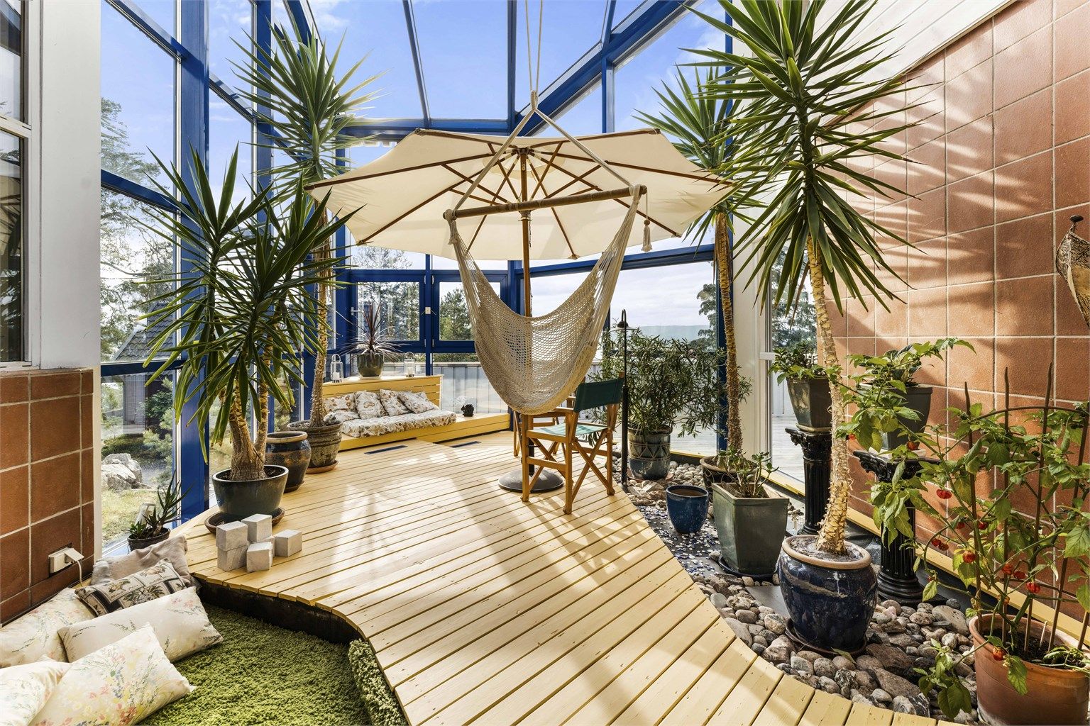 Den fantastiske vinterhagen har 5.5 m takhøyde og optimale lys- og solforhold. 