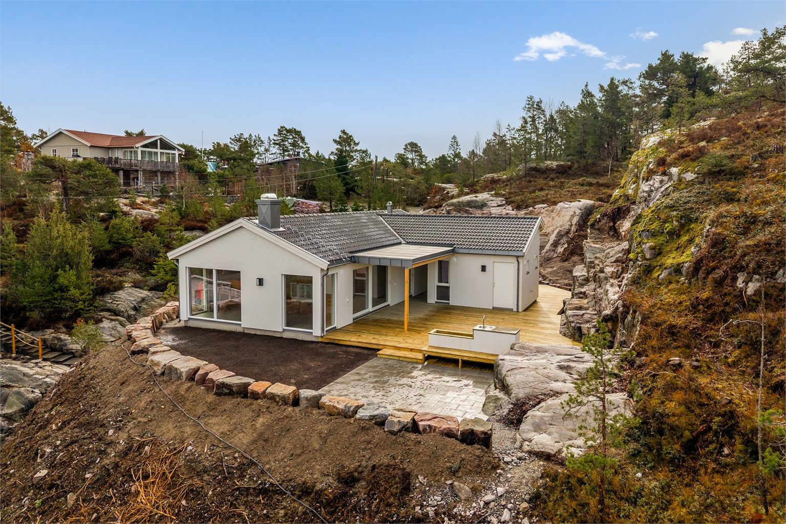 Hytta er tegnet av Jahren Arkitektkontor og bygget av Tømrer Max Gill.