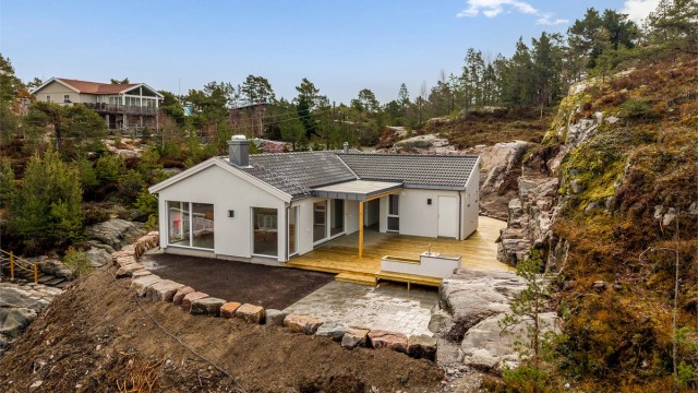 Hytta er tegnet av Jahren Arkitektkontor og bygget av Tømrer Max Gill.