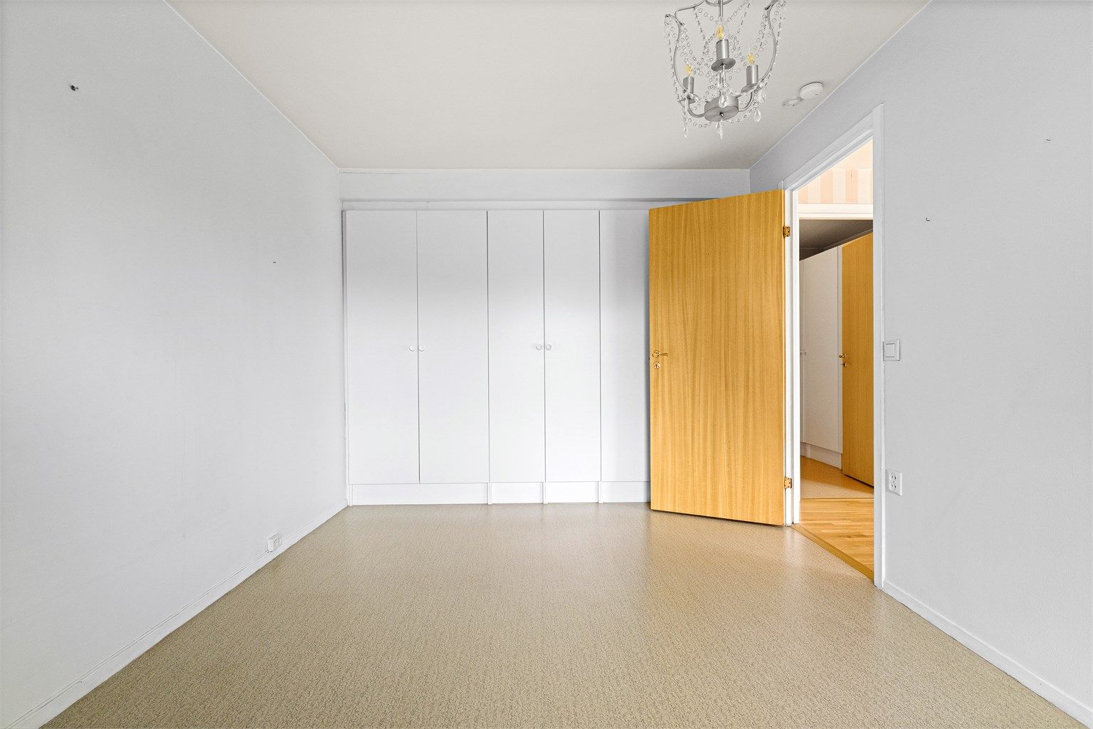 Soverommet har god plass til dobbeltseng og er utstyrt med garderobeskap.