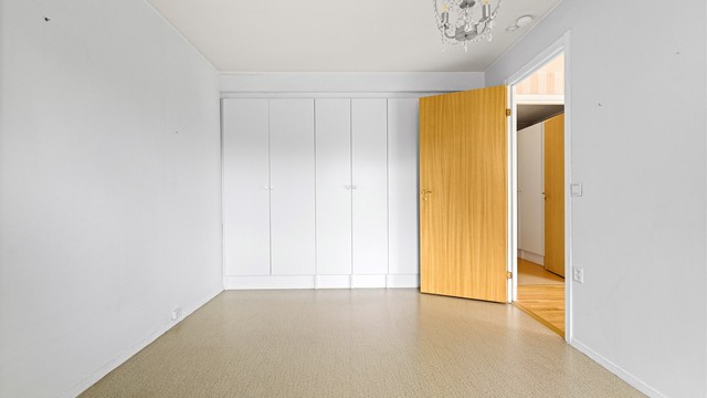 Soverommet har god plass til dobbeltseng og er utstyrt med garderobeskap.