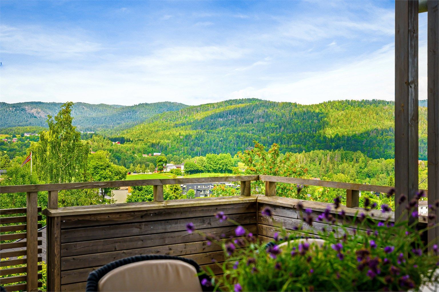 Boligen ligger høyt og fritt med flott utsikt