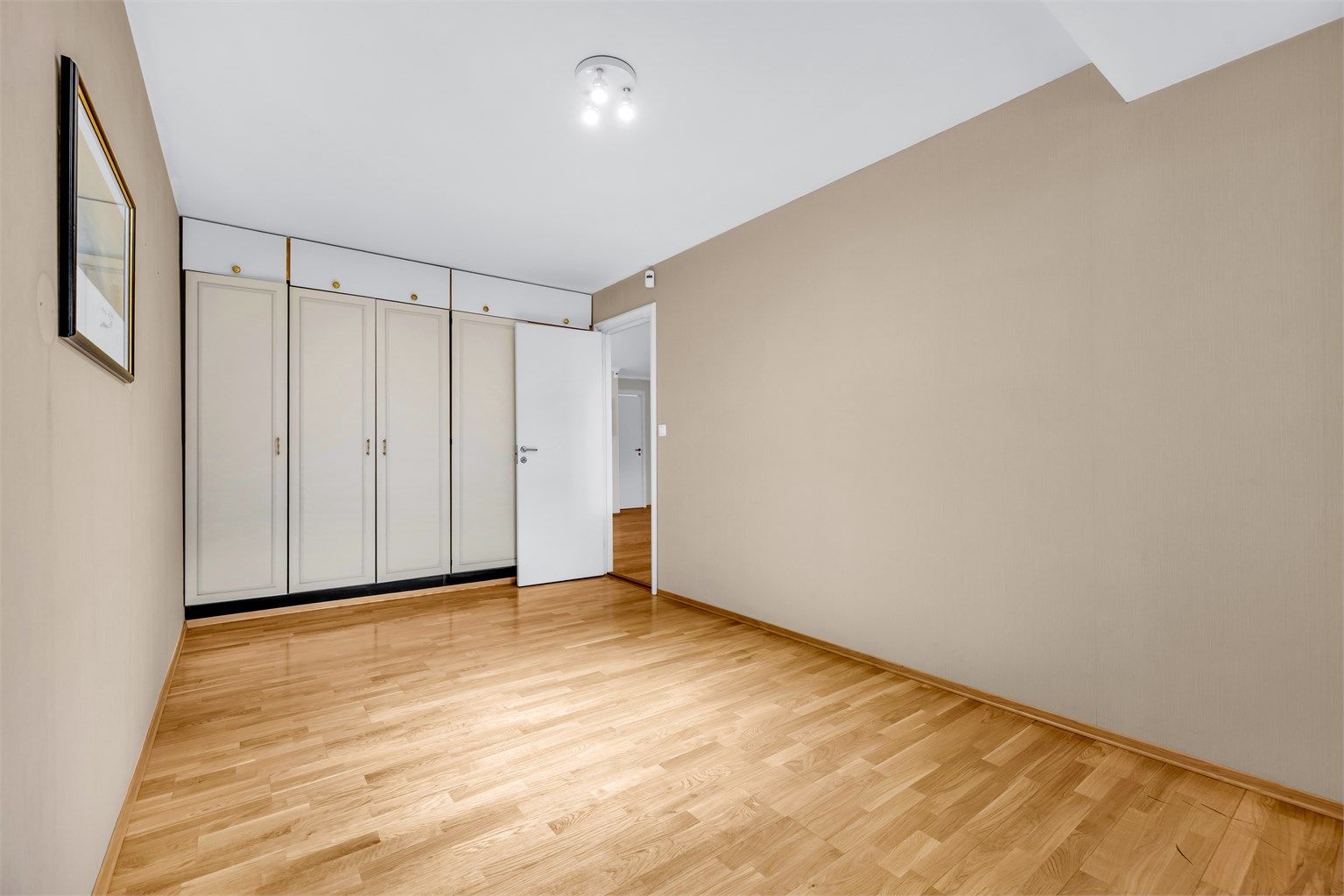 Godt med plassbygde garderobeskap på soverommet.