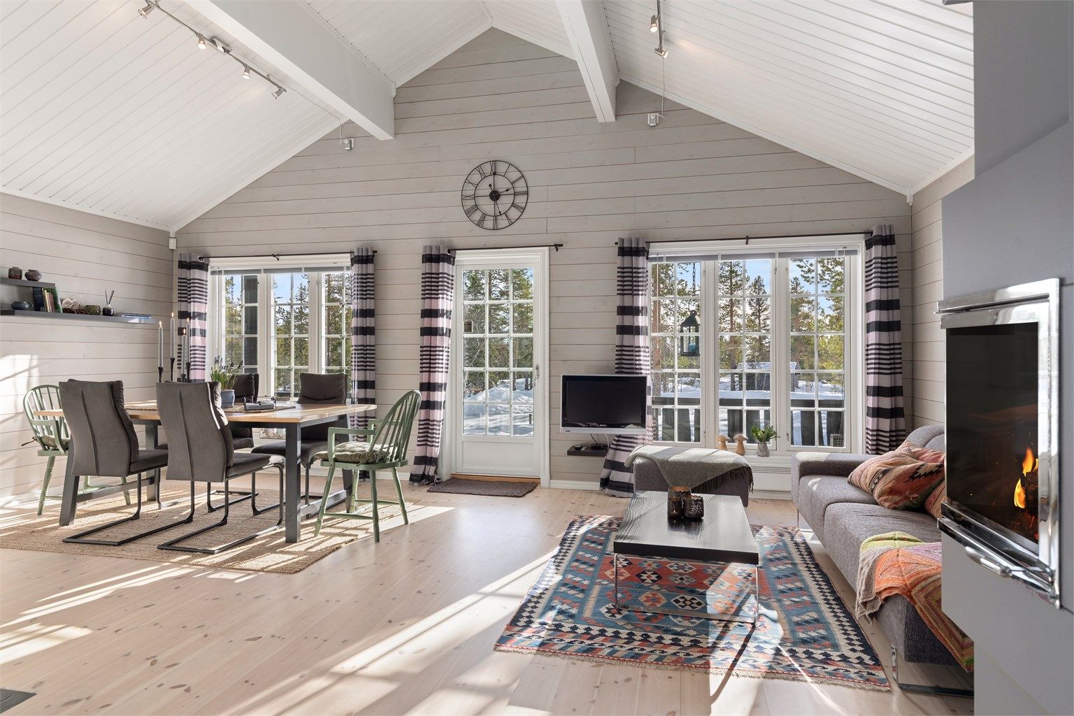 Delikat og innholdsrik hytte fra 2008. Hytta holder en god standard og har blant annet 2 stuer, 3 soverom og hems for å nevne noe