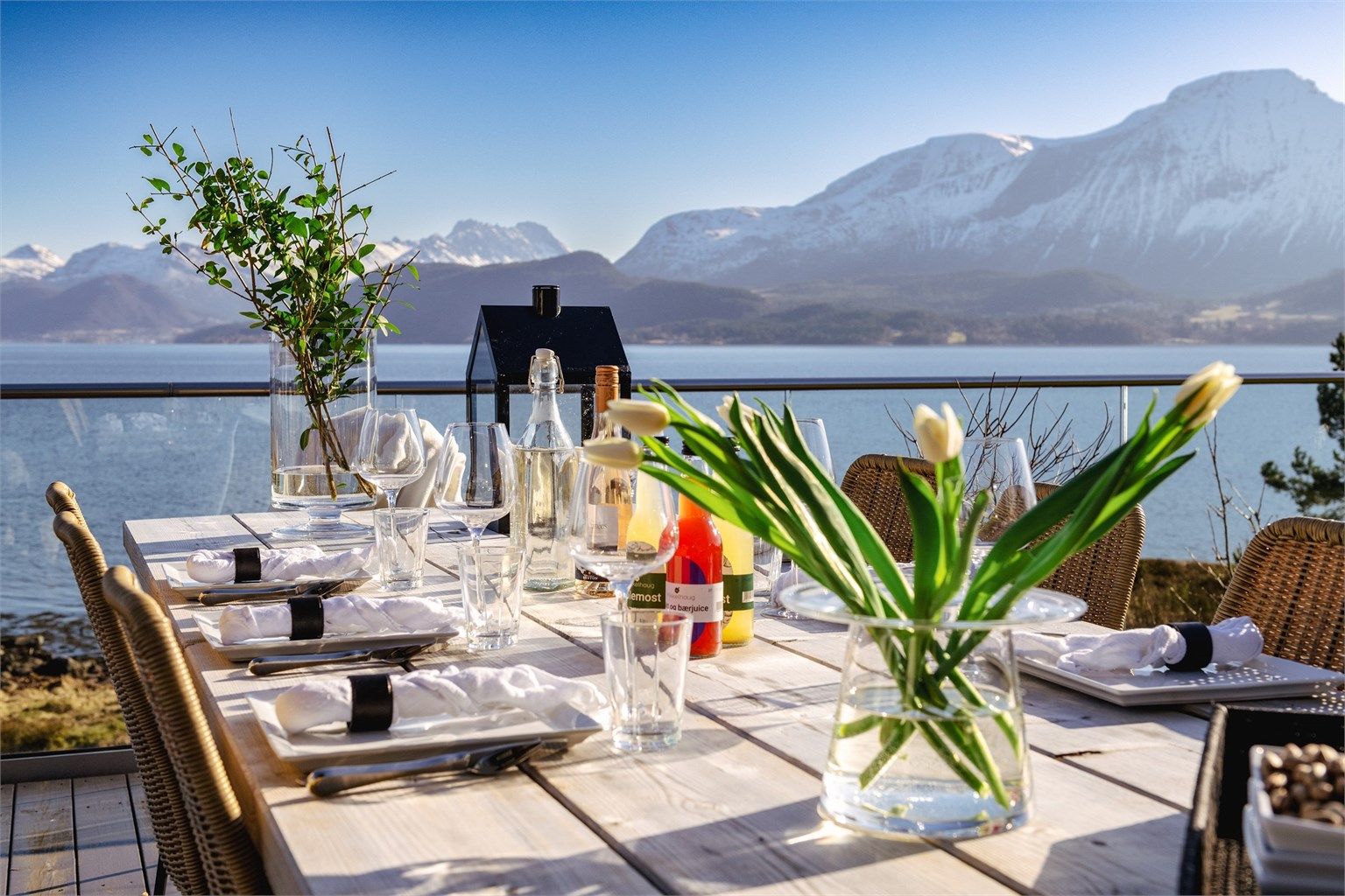Inviter til deilige måltider på terrassen og nyt utsikten