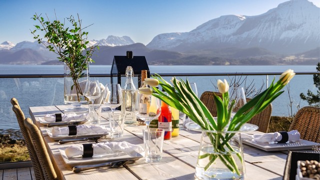 Inviter til deilige måltider på terrassen og nyt utsikten