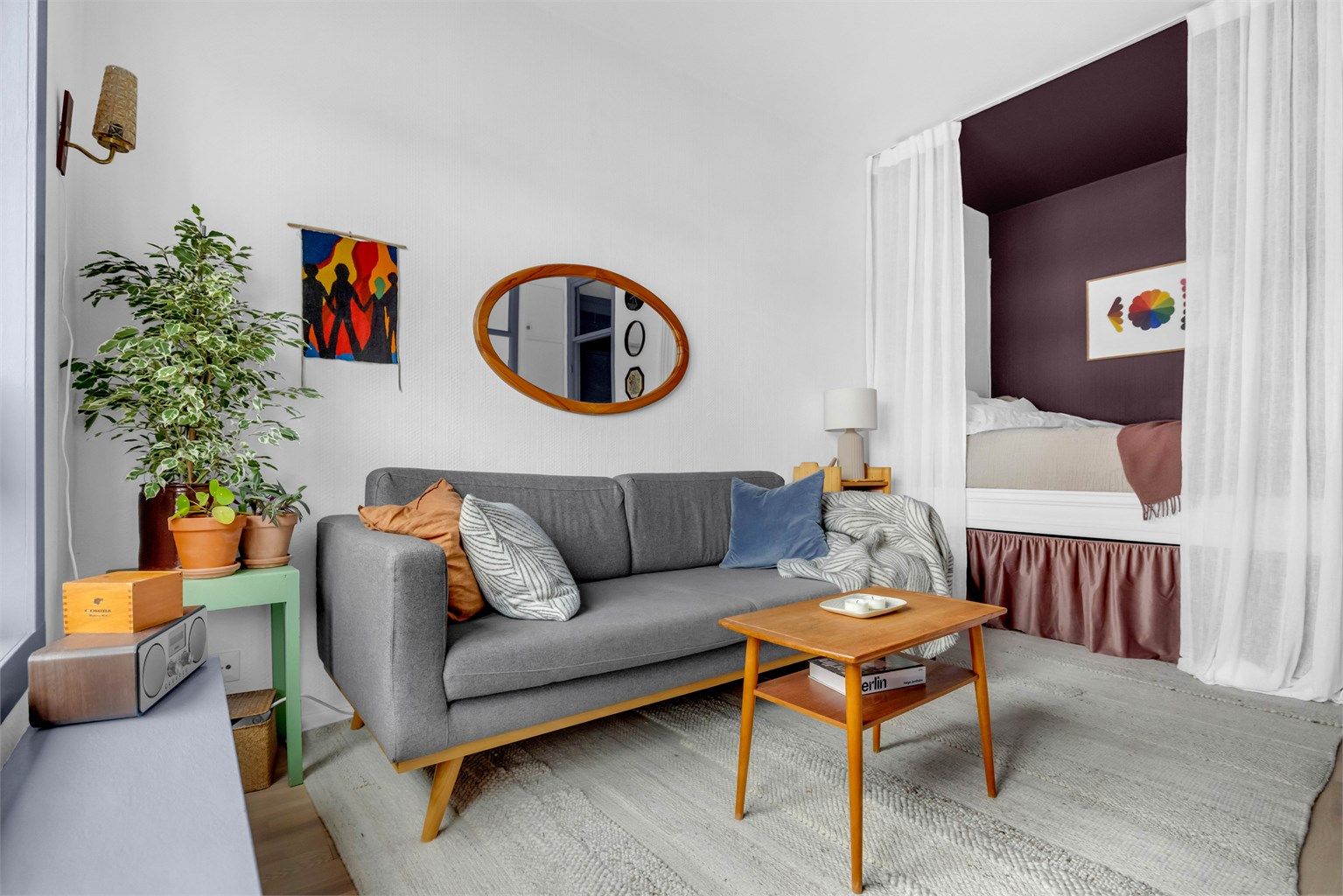 Godt utnyttet planløsning med mulighet for både sofa- og spisegruppe i tillegg til egen nisje for sovealkove.