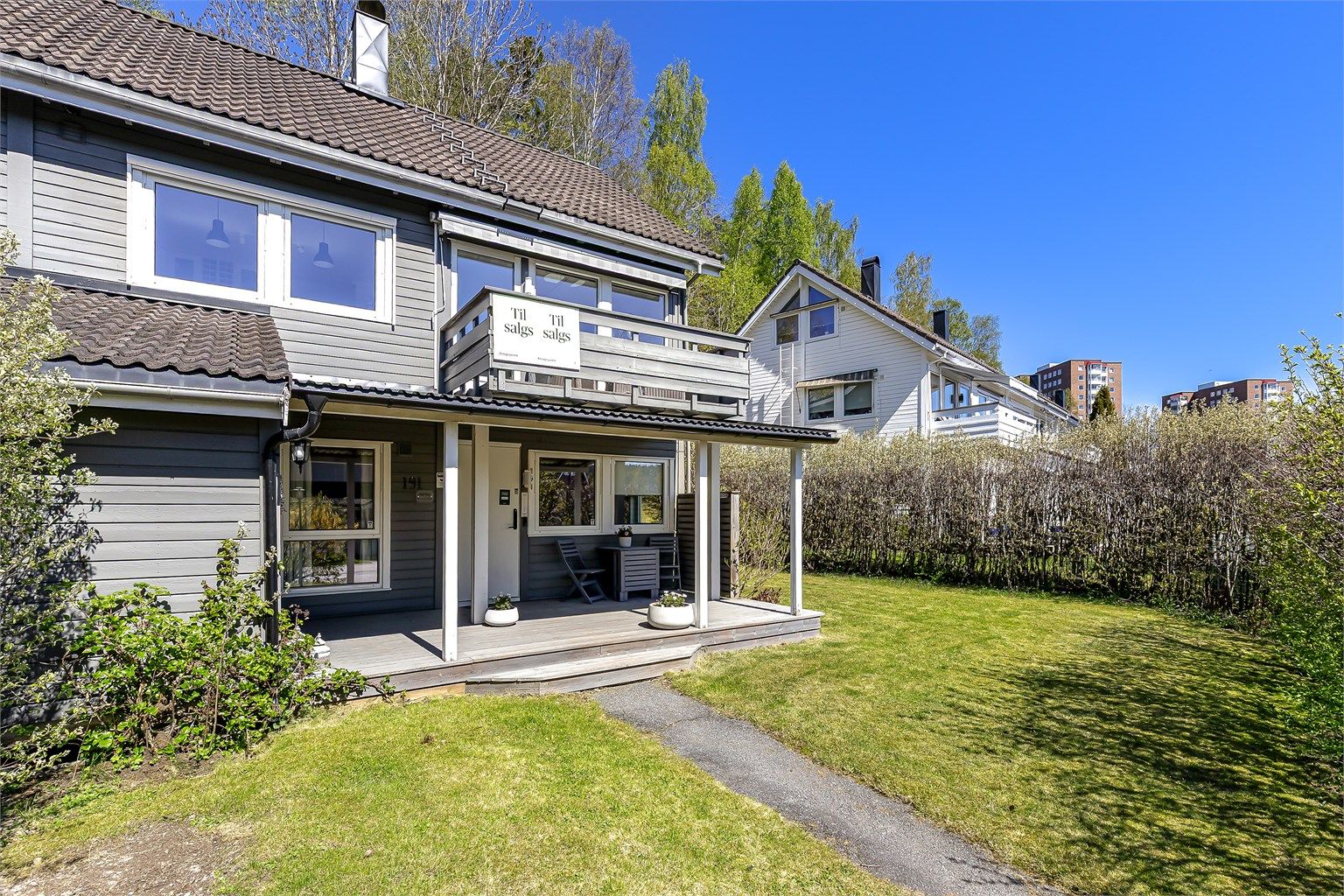 Boligen byr på 3 uteplasser, direkte adkomst til marka og rikt lysinnslipp gjennom store vindusflater. Fotograf: Pål Aanerud.