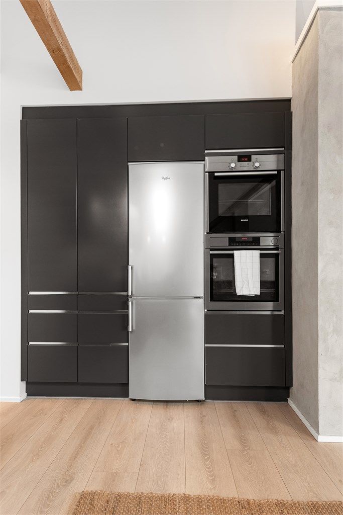 Alle hvitevarer på kjøkkenet, inkludert kjøleskap med fryser, medfølger handelen.