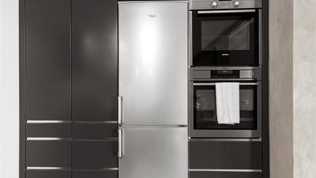 Alle hvitevarer på kjøkkenet, inkludert kjøleskap med fryser, medfølger handelen.
