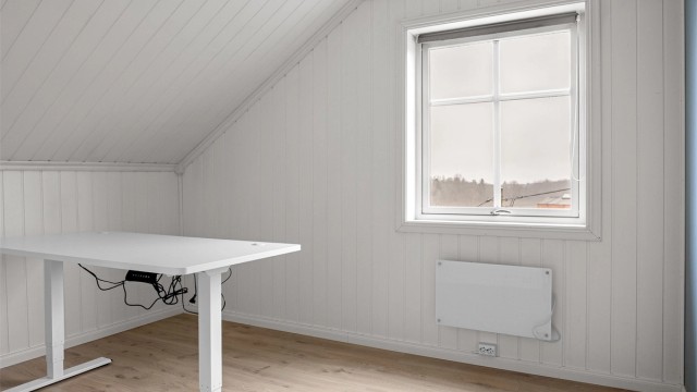 I begge soverom sees fin utsikt i retning Glomma. Dette er tilknyttet stuen.