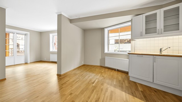 God plass til spisebord i tilknytning til kjøkkenet.