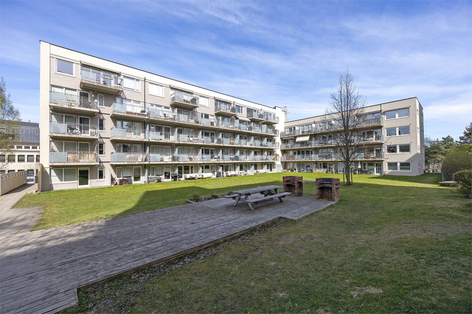 Leiligheten ligger i et bygg fra 2007. Spireaveien ligger i et attraktivt område mellom Løren og Økern