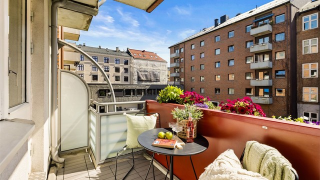 Med utgang fra stuen er det en herlig sørøstvendt balkong på 4,5 kvm med god plass til ønsket utemøblement