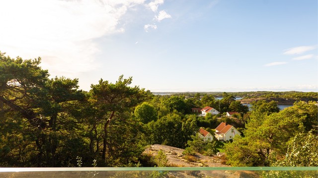 Ute som inne sees fantastisk utsikt over kystlandskapet, sjøen inkludert.