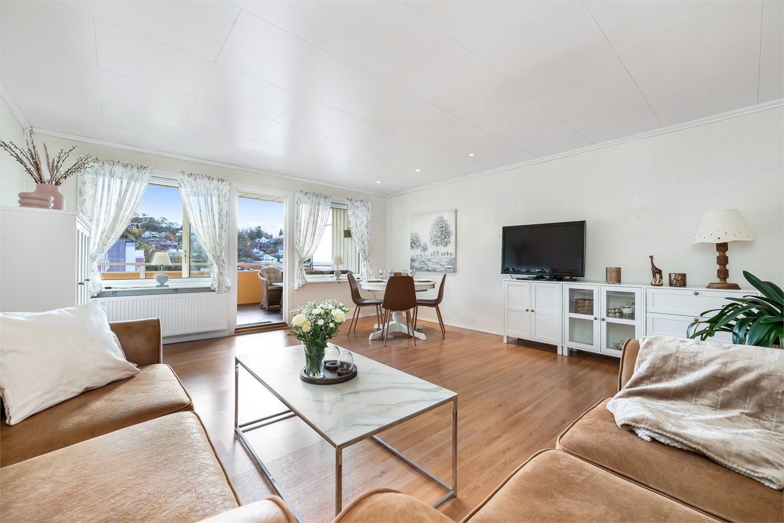 Leiligheten har oppvarming med radiatorer tilkoblet varmesentral og denne varmen, samt varmt vann er inkl. i fellesutgiftene