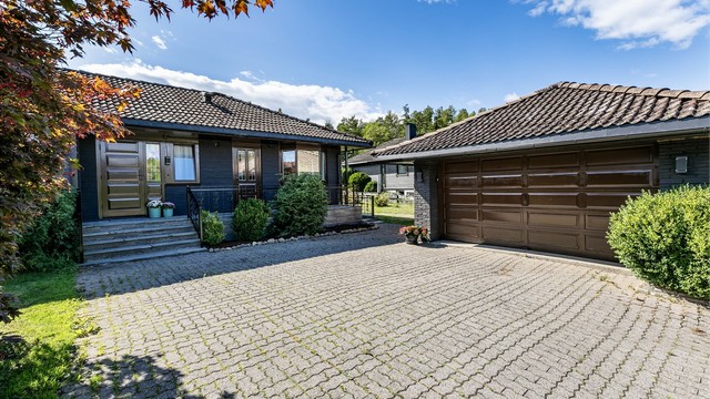 Boligen er en innholdsrik modell fra Block Watne oppført i 1983. Dobbelgarasje ble oppført samme år.