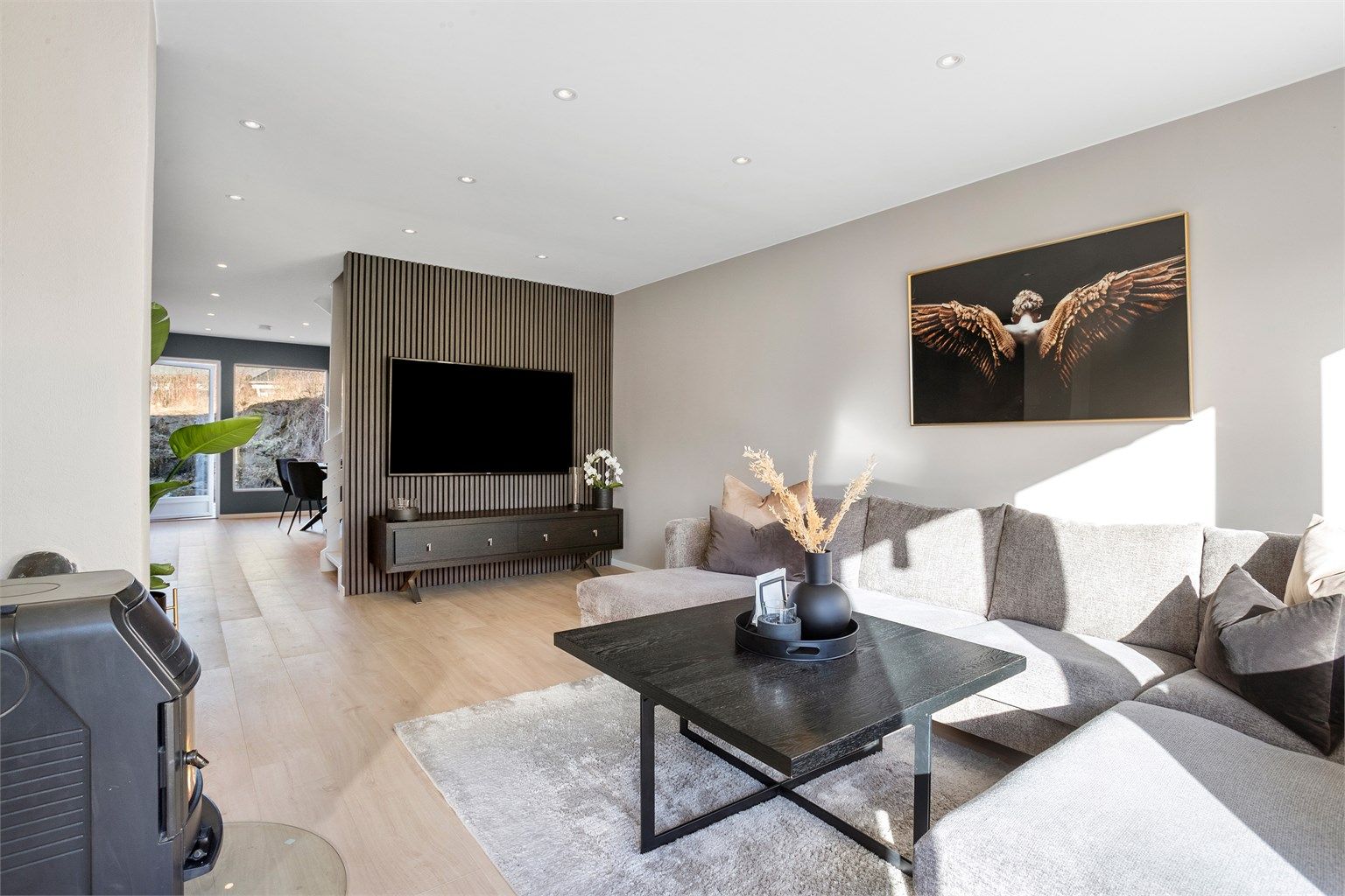 Stuen har peisovn som avgir god varme