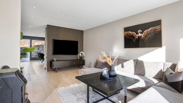 Stuen har peisovn som avgir god varme