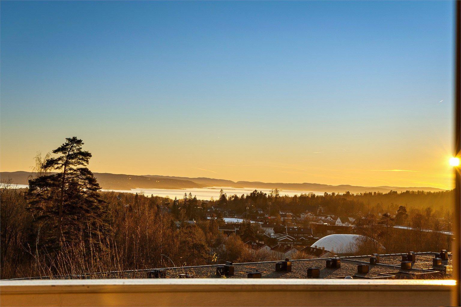 Nydelig utsikt fra balkong, stue og kjøkken. Foto: Trond Walsø / Walso Work