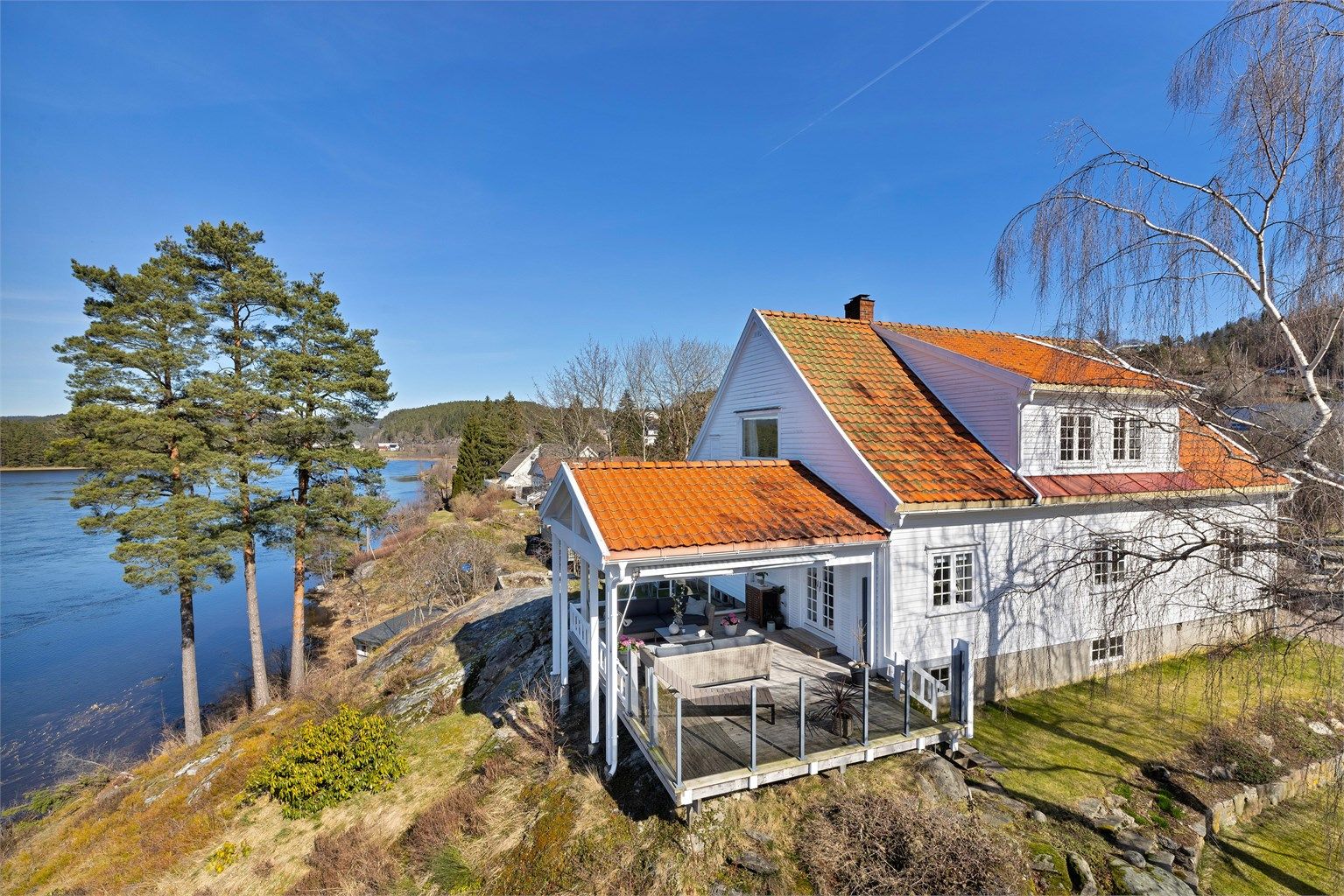 Flotte, lune uteplasser med nydelig utsikt over Otra og Heiane