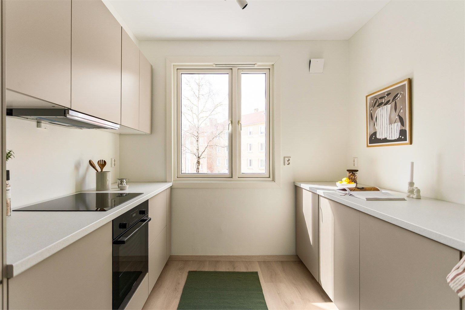 Kjøkkenet er nytt og funksjonelt, med integrerte hvitevarer og et oppgradert elektrisk anlegg. Varmtvann og internett er inkludert i felleskostnadene.