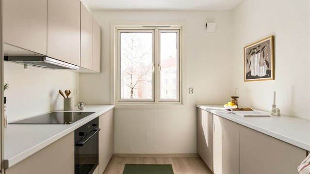 Kjøkkenet er nytt og funksjonelt, med integrerte hvitevarer og et oppgradert elektrisk anlegg. Varmtvann og internett er inkludert i felleskostnadene.