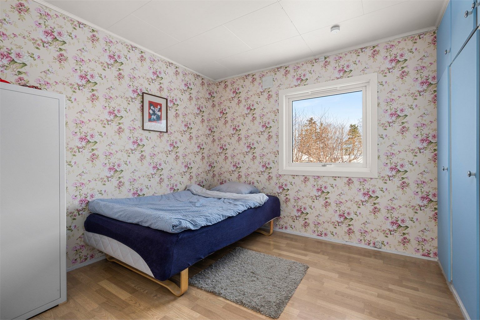 Soverom på 10,5 kvm med plass til seng, skrivepult og oppbevaring. Et ideelt barnerom eller fleksibelt hjemmekontor.