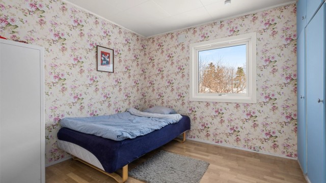 Soverom på 10,5 kvm med plass til seng, skrivepult og oppbevaring. Et ideelt barnerom eller fleksibelt hjemmekontor.