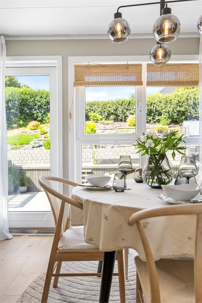 Store vindusflater gir godt med naturlig lys til spiseplassen.