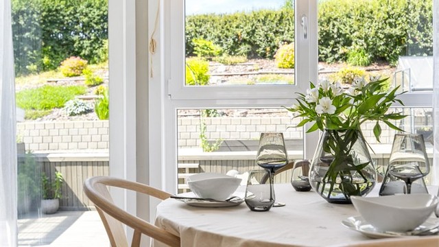 Store vindusflater gir godt med naturlig lys til spiseplassen.