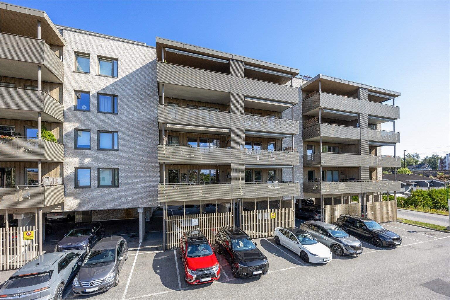 Leiligheten ligger i et moderne bygg fra 2017.