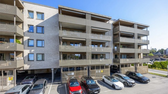 Leiligheten ligger i et moderne bygg fra 2017.